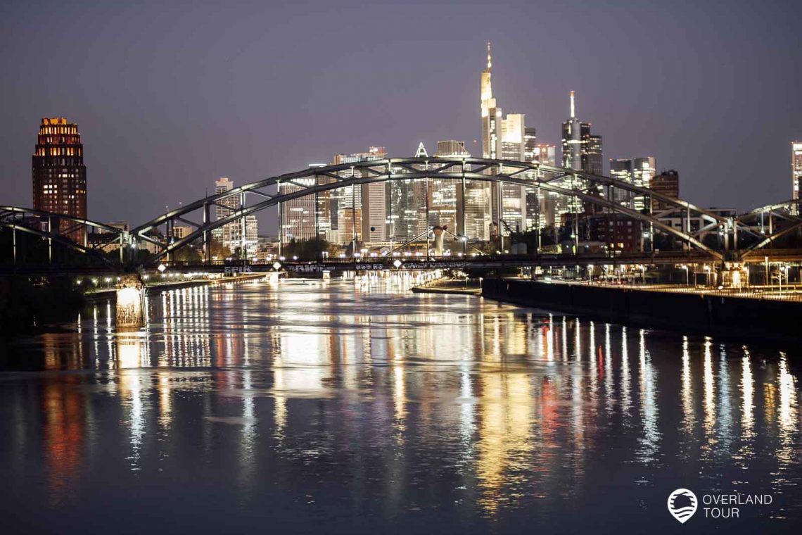 Kurz vor dem Sonnenaufgang die Skline Frankfurts von der Osthafenbrücke aus gesehen
