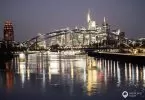 Kurz vor dem Sonnenaufgang die Skline Frankfurts von der Osthafenbrücke aus gesehen