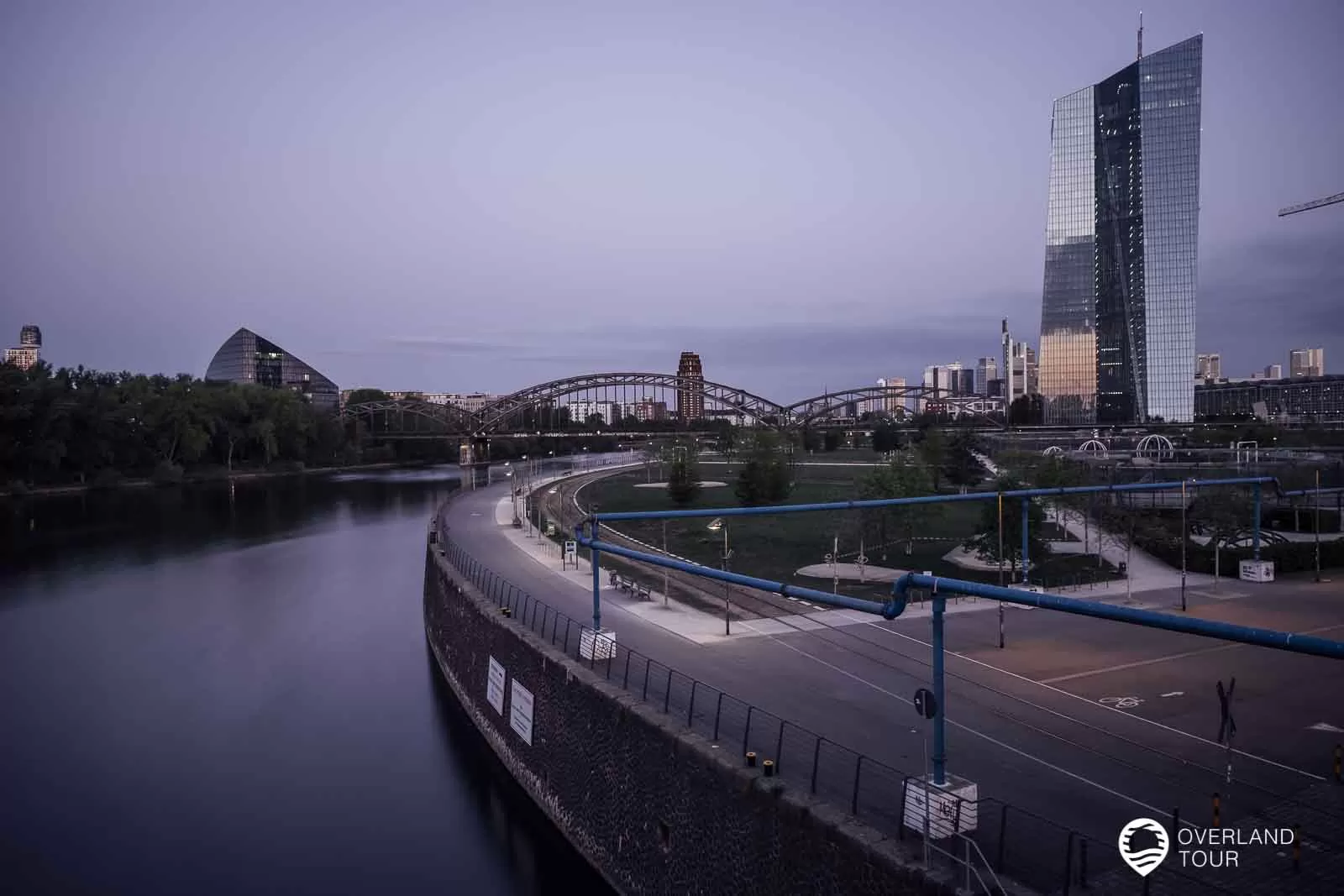 Von der Honsellbrücke zur morgentlichen Blauen Stunde fotografiert. Rechts die EZB Türme und dahinter die Skyline Frankfurts