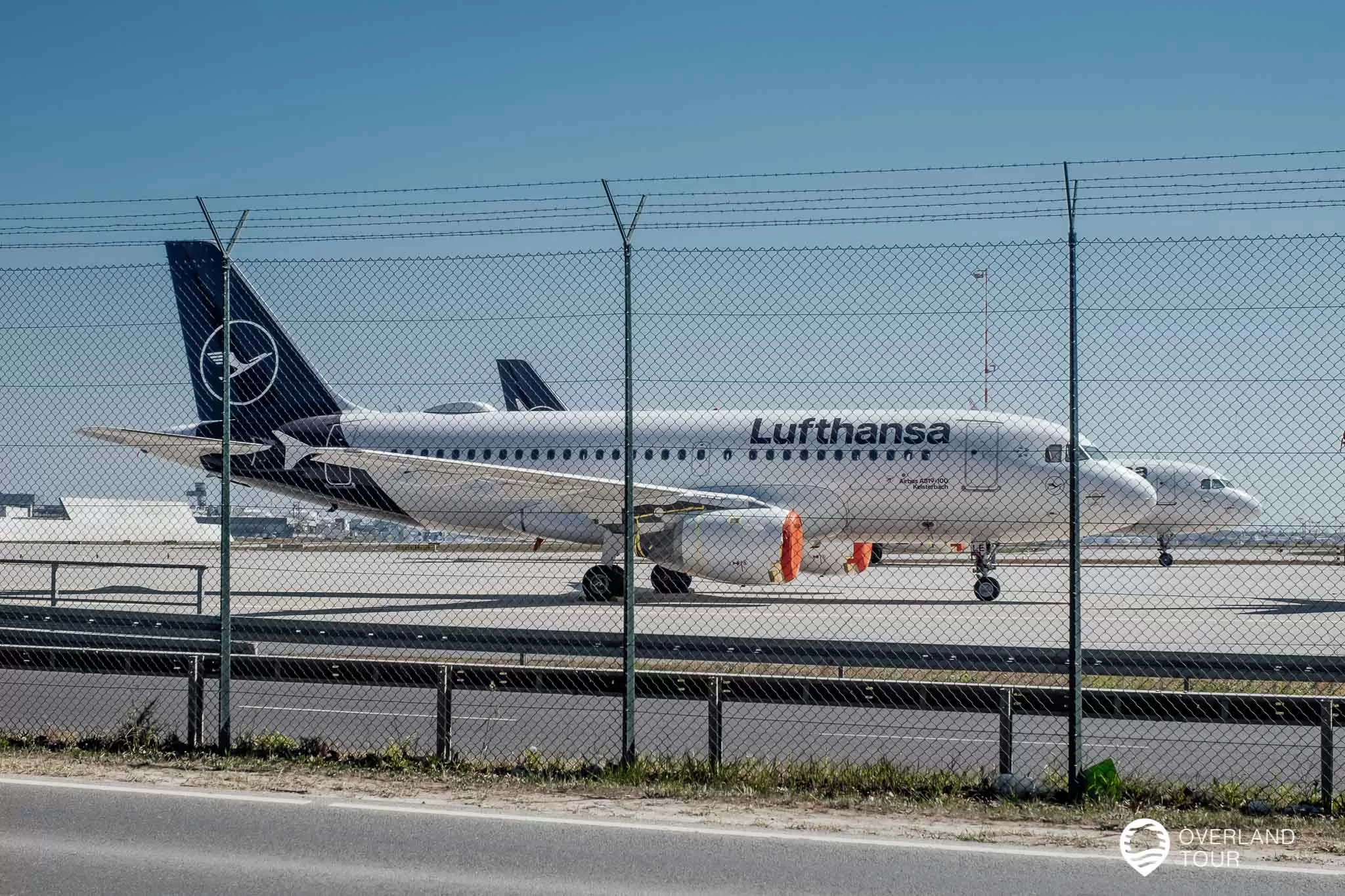 Während der Corona-Zeit gab es ein seltsames Bild, was auch eine Sehenswürdigkeit in der Geschichte des Flughafen Frankfurt war. Ein Teil der Startbahn-West wurde zum Parkplatz von Lufthansa Airbus Flugzeugen. Nicht nur dort parkten die Flugzeuge, sondern auch auf anderen freien Flächen. Das ich solche Fotos mal machen werde, das konnte ich mir bis zum April 2020 nicht vorstellen.