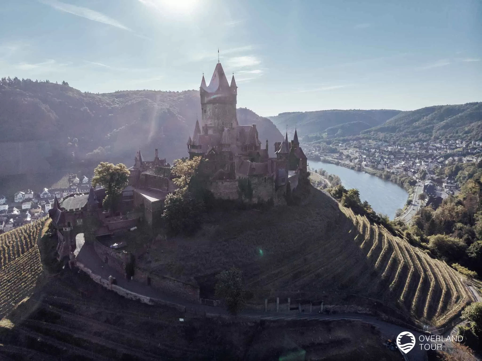 Cochem an der Mosel mit seinen Sehenswürdigkeiten Die Reichsburg aus der Luft, was für ein tolles Bild (Sehenswürdigkeit)
