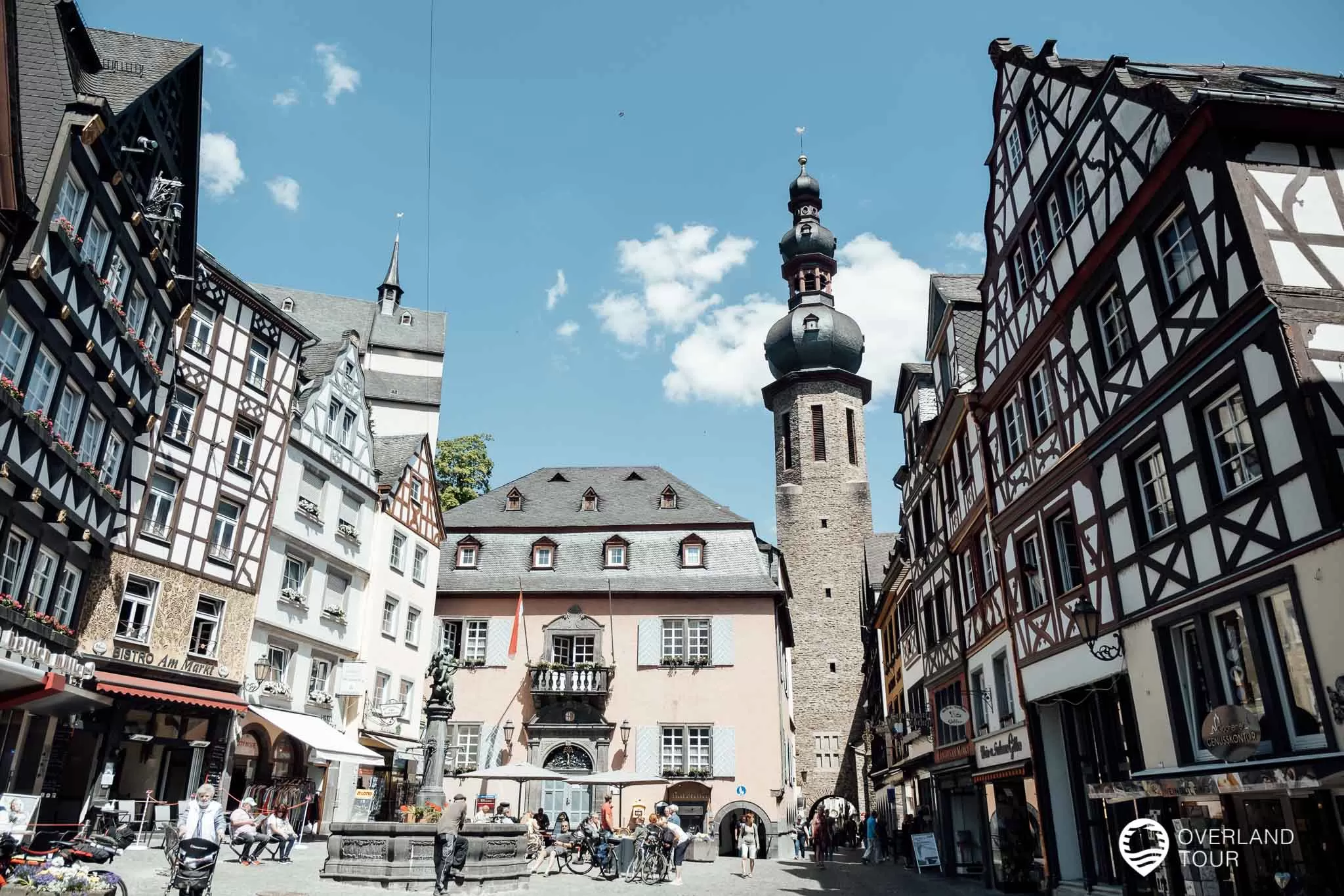 Cochem an der Mosel mit seinen Sehenswürdigkeiten Der historische Marktplatz mit Martinsbrunnen und Rathaus (Sehenswürdigkeit)