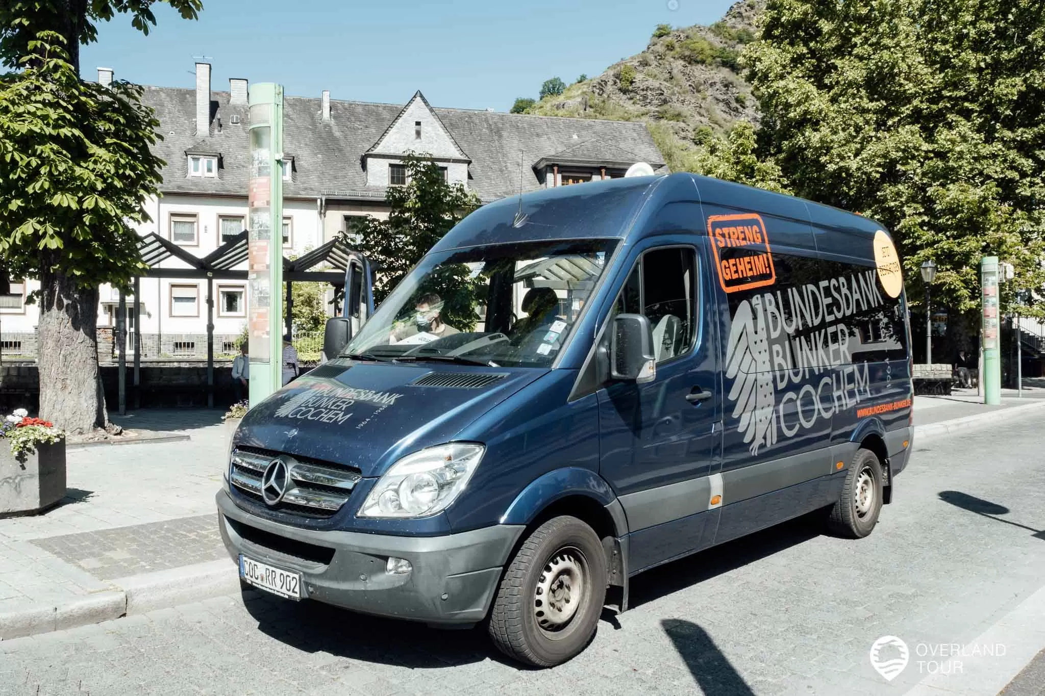 Cochem an der Mosel mit seinen Sehenswürdigkeiten Der Bunker-Shuttle bringt dich direkt zum Bundesbank-Bunker - Hier an der Haltestelle am Endertplatz (Sehenswürdigkeit)