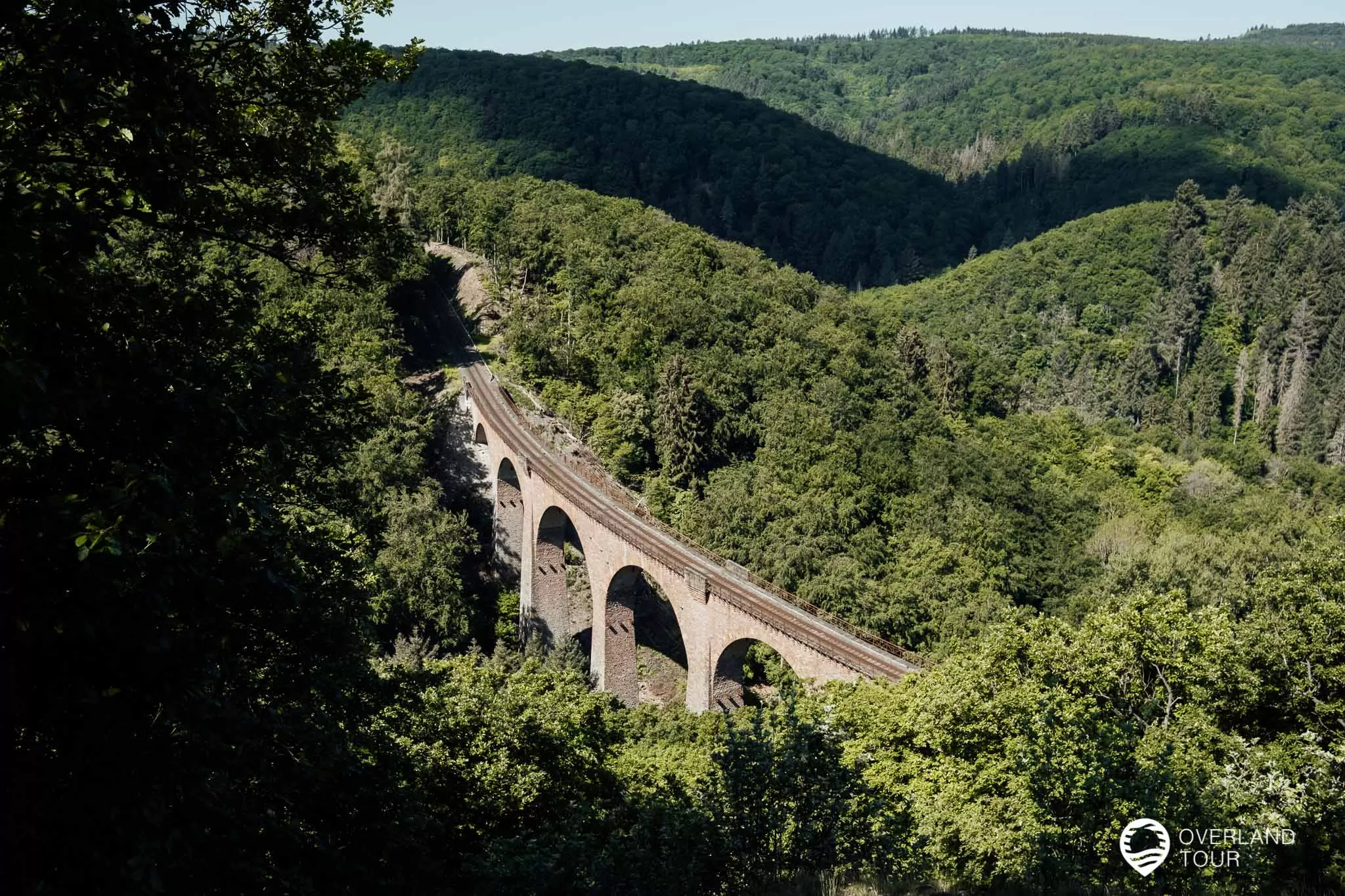 Traumschleife Elfenlay - Wandern bei Boppard Der Ausblick an der Liesenfeld Hütte auf das Viaduk der Hunsrückbahn