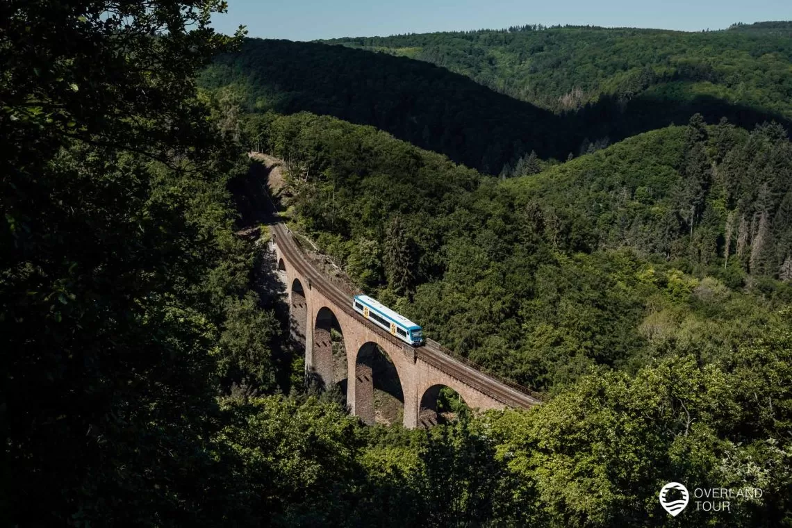 Traumschleife Elfenlay Wanderung: Der Ausblick an der Liesenfeld Hütte auf das Viaduk der Hunsrückbahn