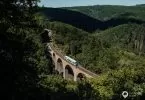 Traumschleife Elfenlay Wanderung: Der Ausblick an der Liesenfeld Hütte auf das Viaduk der Hunsrückbahn