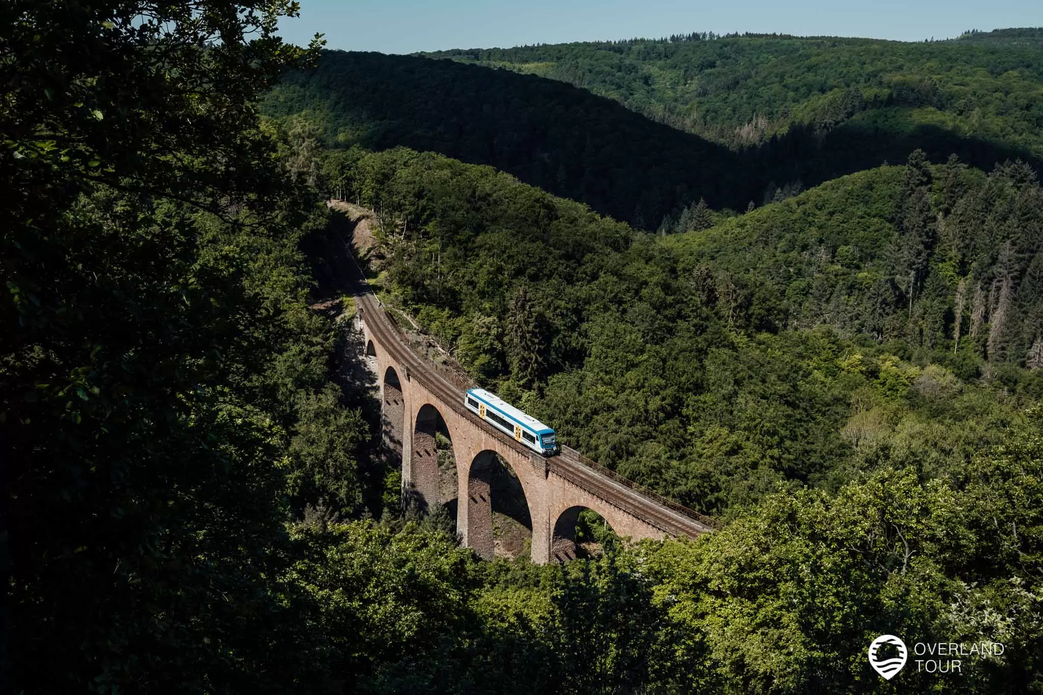 Traumschleife Elfenlay Wanderung: Der Ausblick an der Liesenfeld Hütte auf das Viaduk der Hunsrückbahn