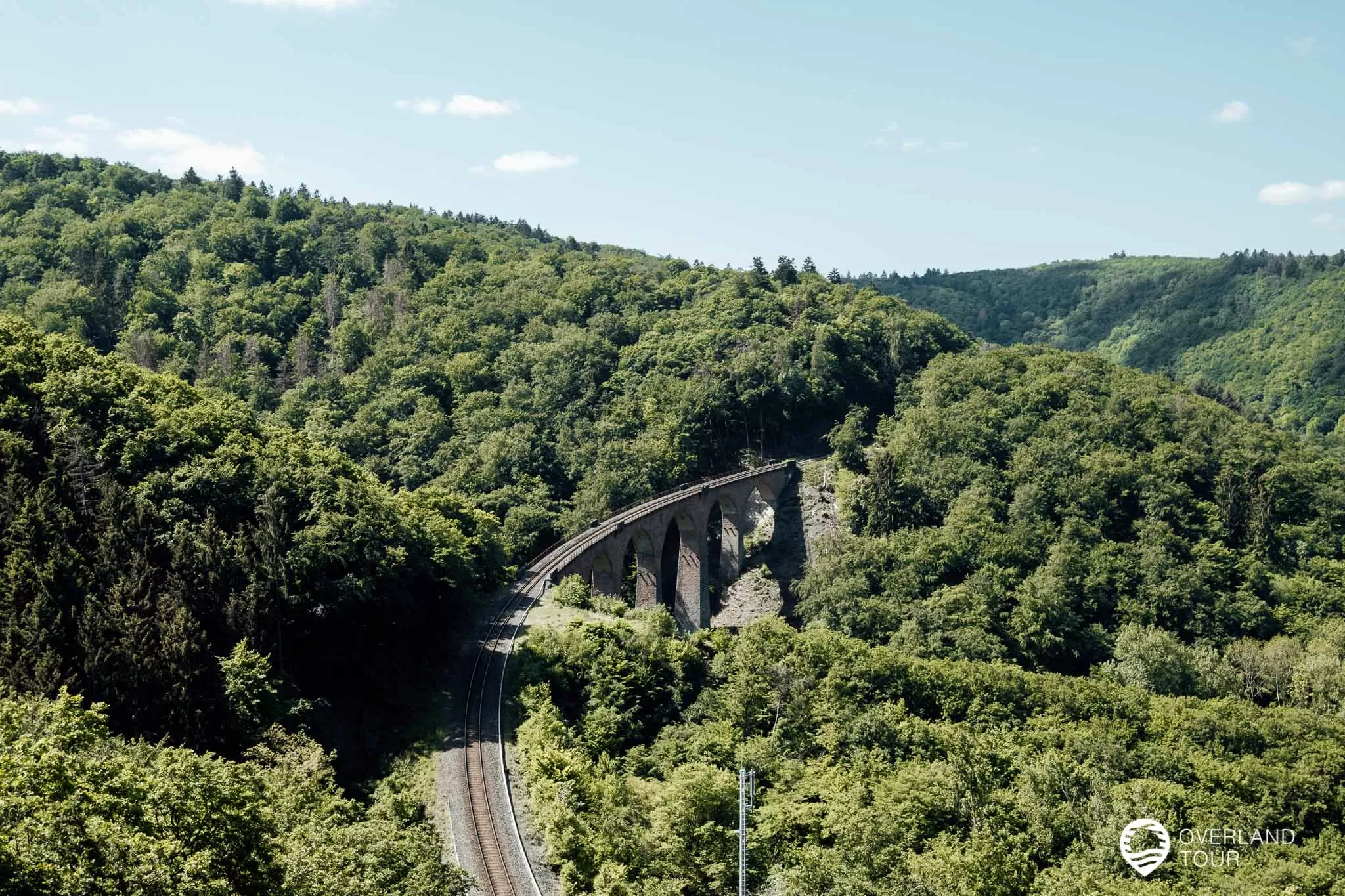Traumschleife Elfenlay - Wandern bei Boppard Der Ausblick über denn Tunnel auf das Viaduk der Hunsrückbahn