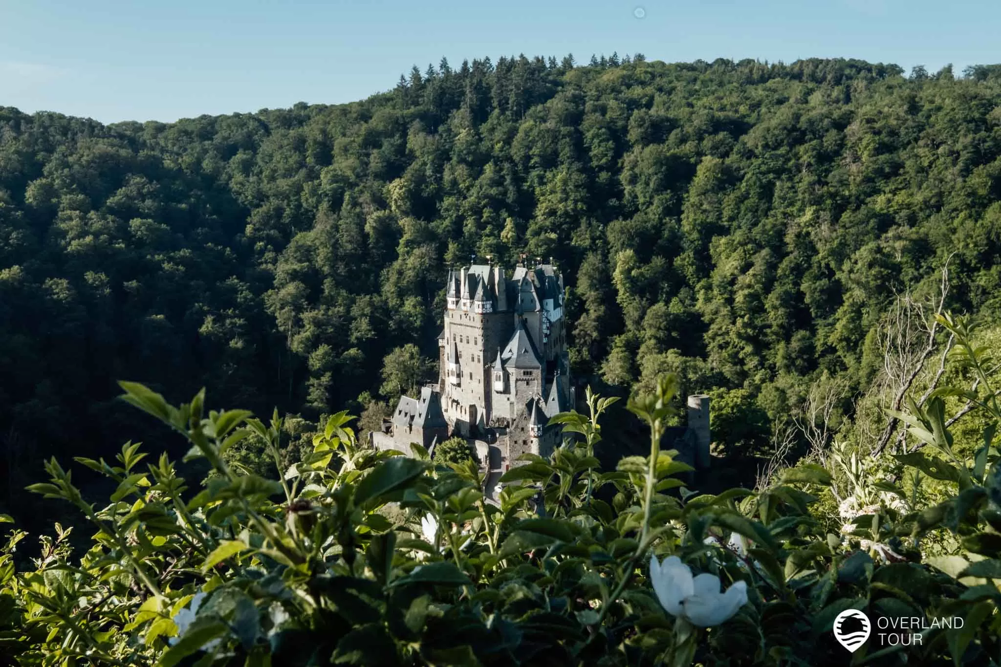 Burg Eltz Besuch… einfach märchenhaft Eine zauberhafte Burg mitten im Elzbach bei Wierschem
