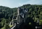Überhalb der Bushaltestelle an der Burg mal auf den kleinen Berg klettern und ein Bild machen