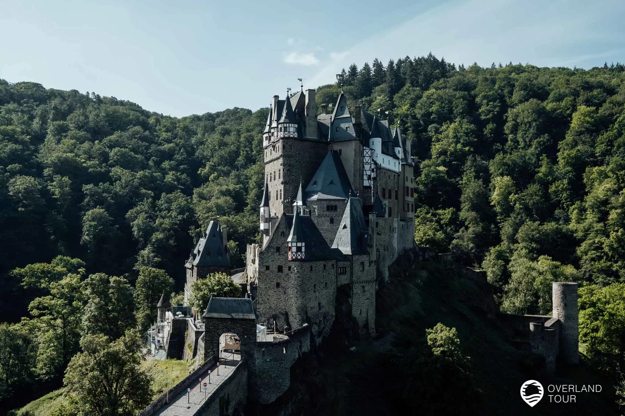 Überhalb der Bushaltestelle an der Burg mal auf den kleinen Berg klettern und ein Bild machen