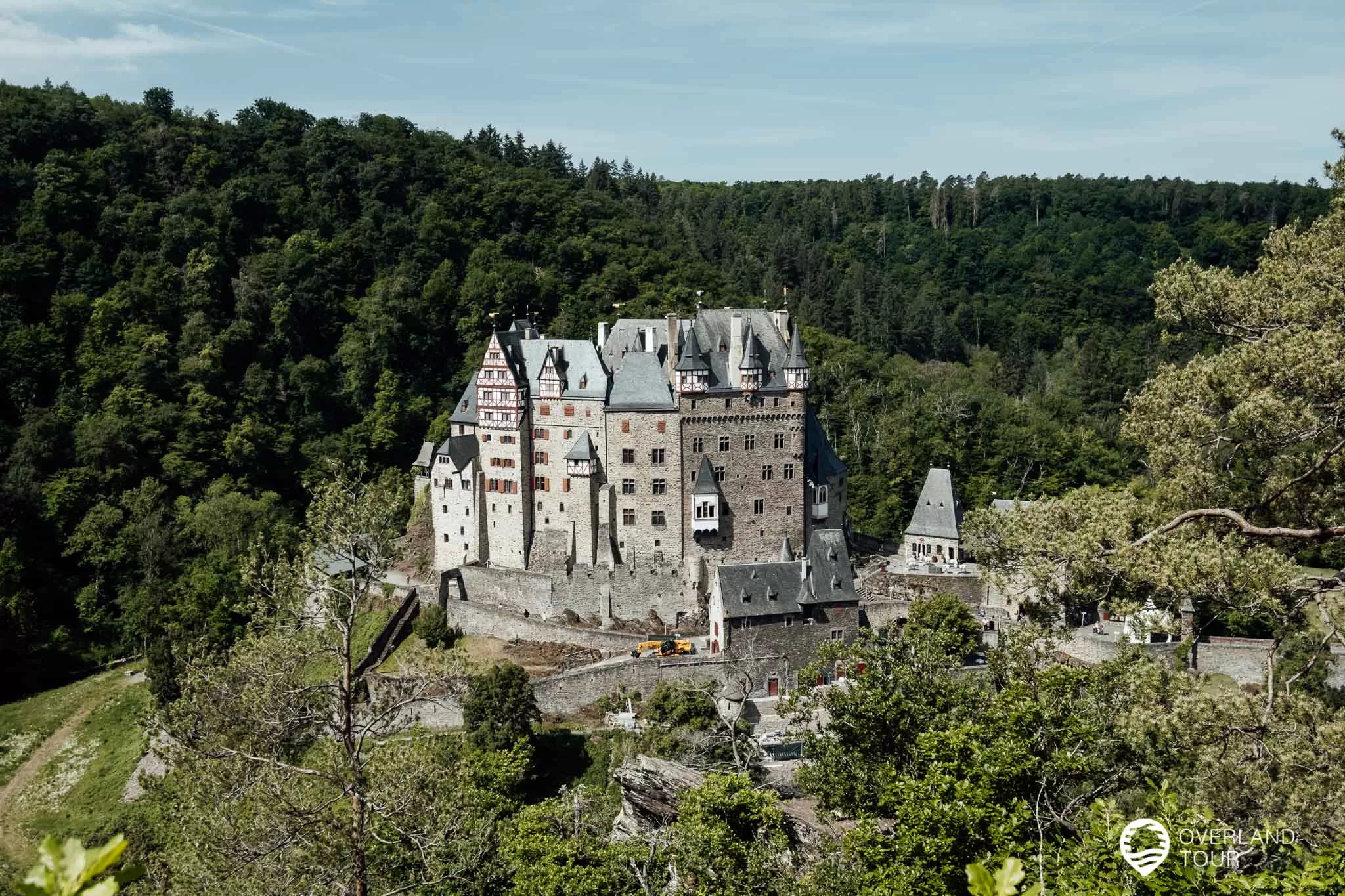 Kurzer Abstecher zum Felsplateau – Der Foto-Tipp auf dem Traumpfad Eltzer Burgpanorama Der Foto-Tip: Die Burg Eltz vom Felsplateau aus gesehen