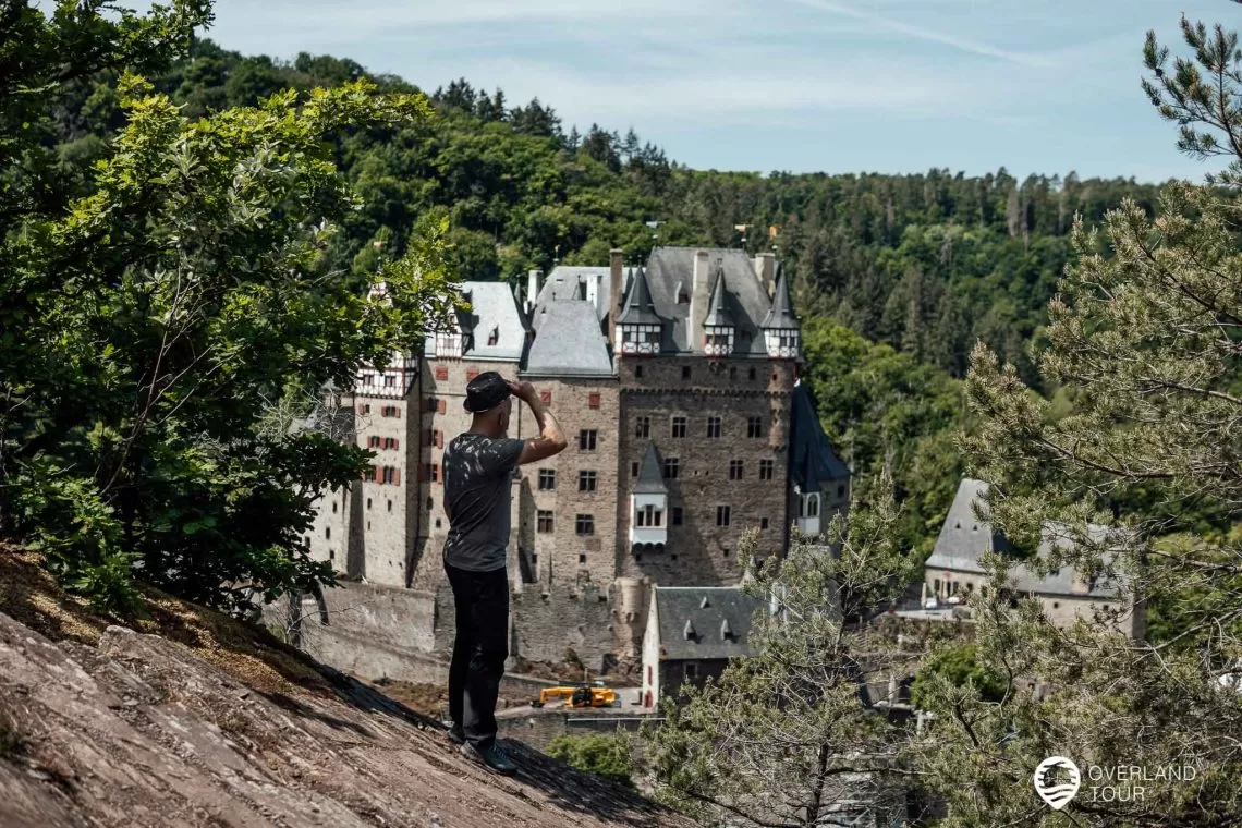 Der Foto-Tipp: Die Burg Eltz vom Felsplateau aus gesehen