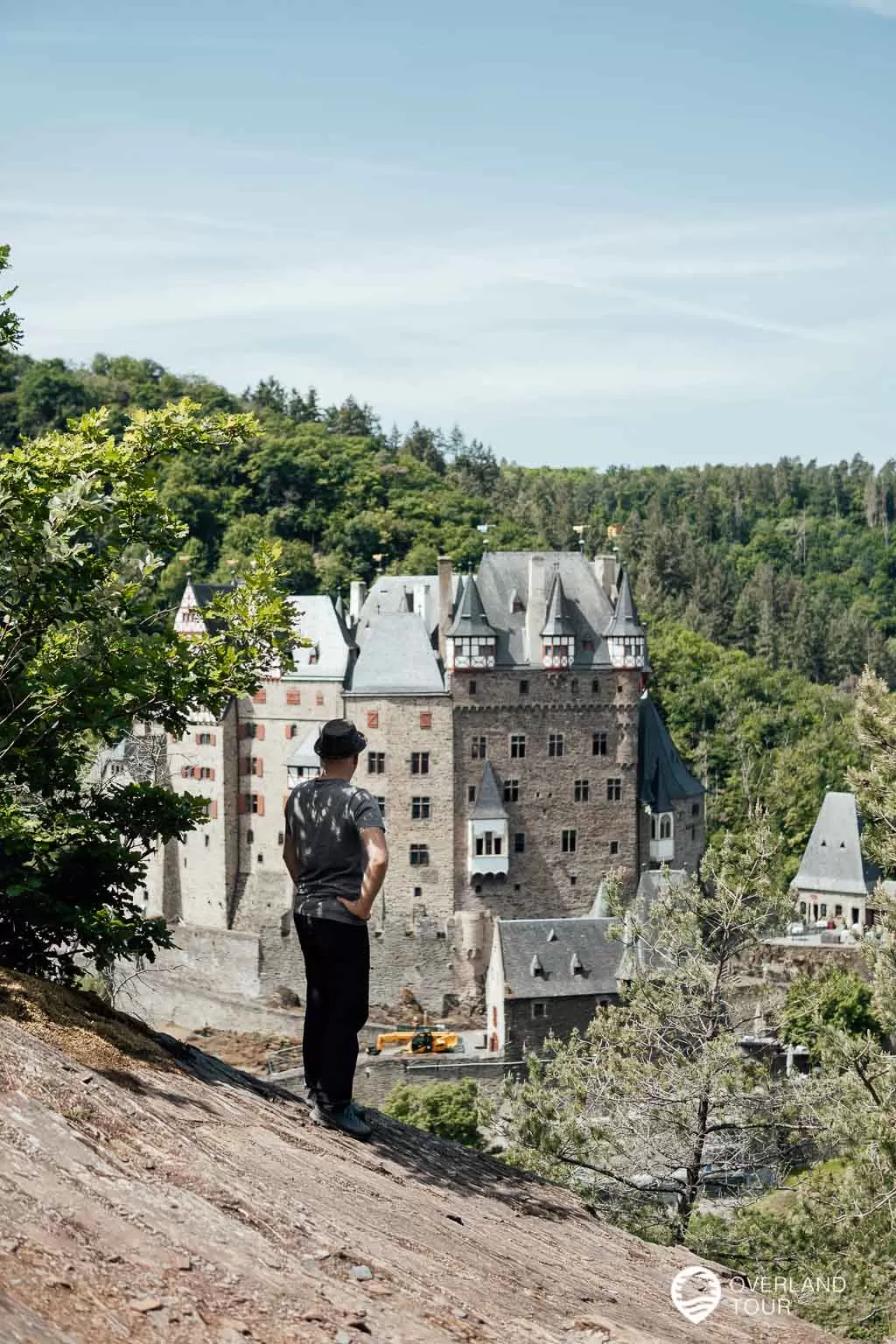 Kurzer Abstecher zum Felsplateau – Der Foto-Tipp auf dem Traumpfad Eltzer Burgpanorama Der Foto-Tip: Die Burg Eltz vom Felsplateau aus gesehen