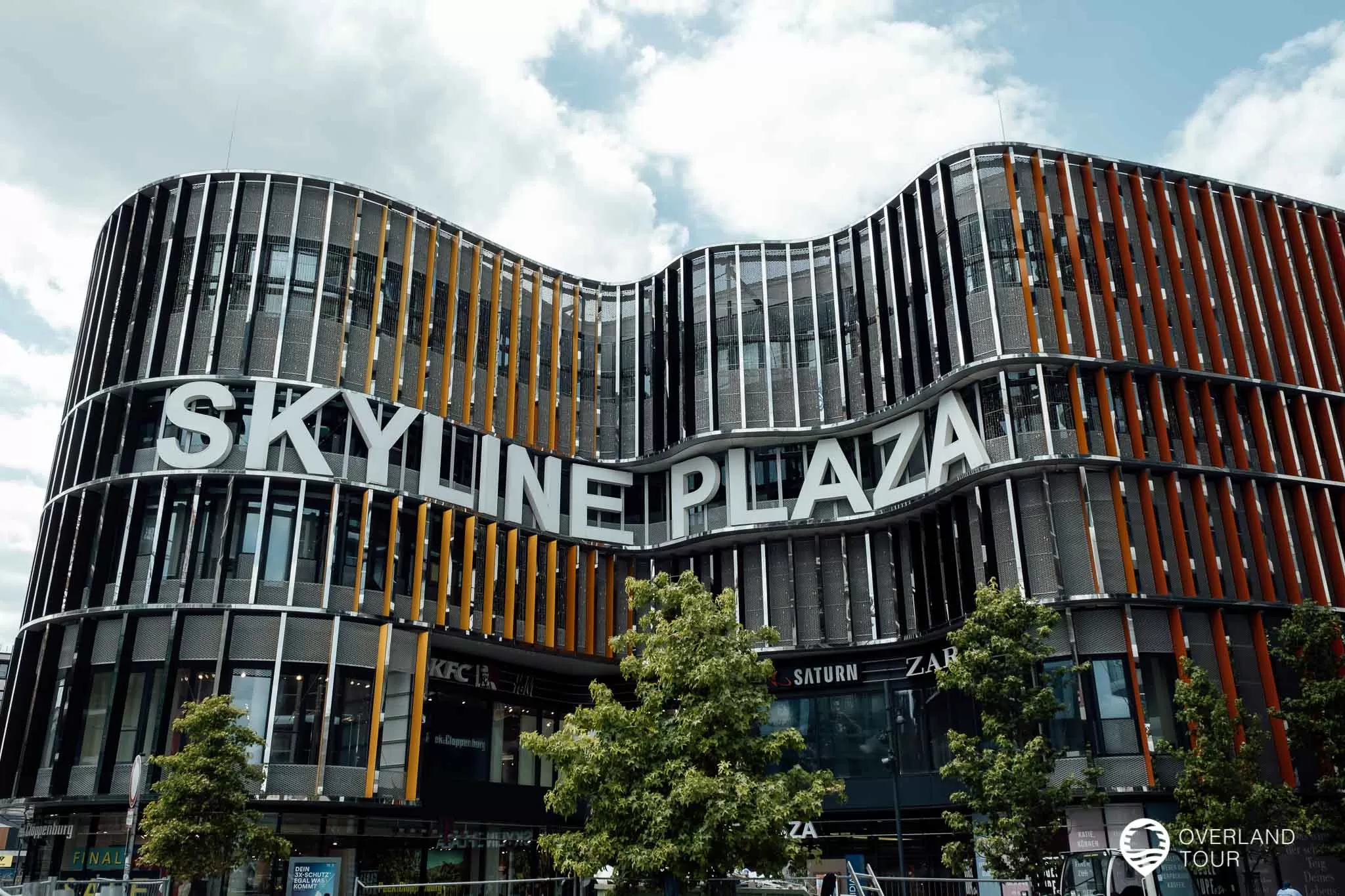Die Shopping Mall Skyline Plaza - Auf gehts hoch auf den Dachgarten zum Campen in der Stadt