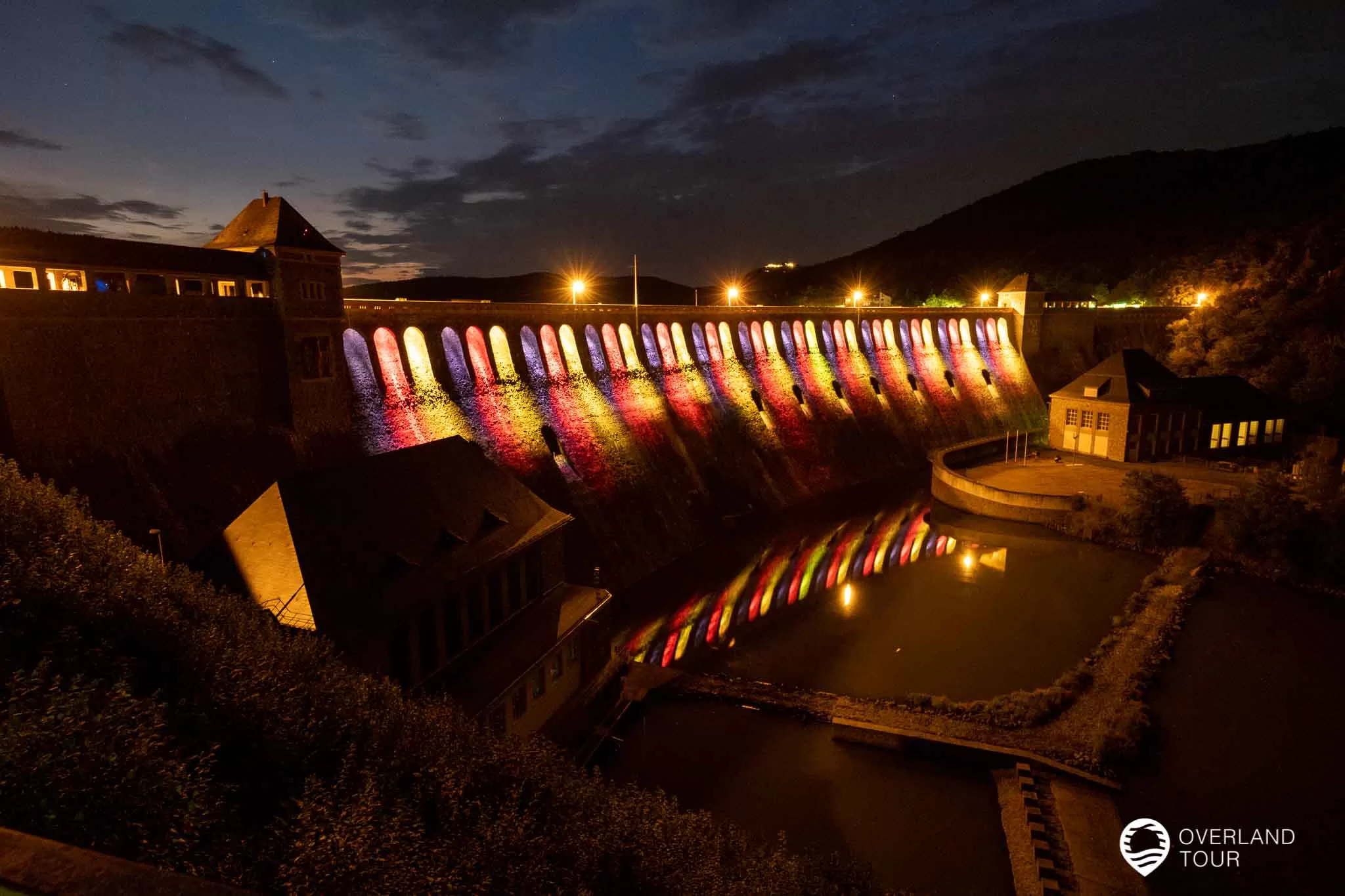 Der Edersee – Ausflugtipps und Sehenswürdigkeiten Abends, wenn die Ederseestaumauer illuminiert wird