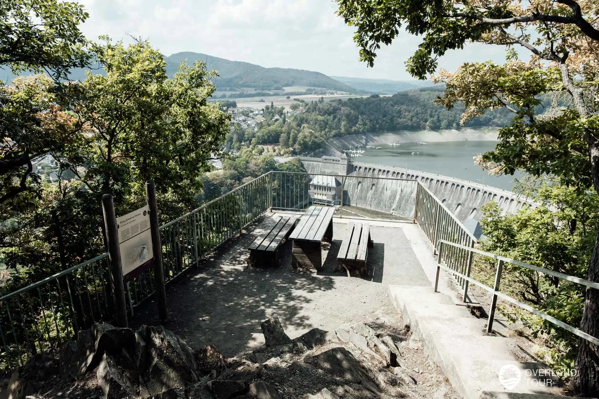 Der Edersee – Ausflugtipps und Sehenswürdigkeiten Der Ausblick auf die Edertalsperre von der Uhrenkopf-Kanzel“