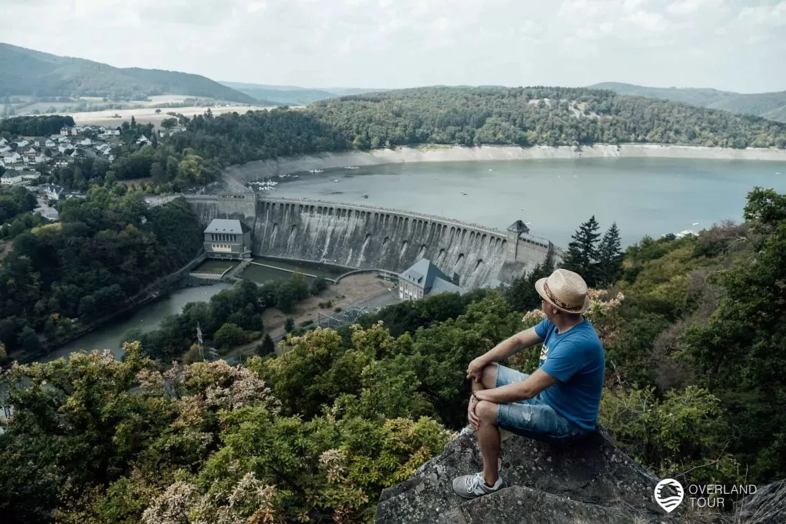 Die „Uhrenkopf-Kanzel“ und der Ausblick auf die Edertalsperre die Edertalsperre