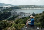 Die „Uhrenkopf-Kanzel“ und der Ausblick auf die Edertalsperre die Edertalsperre