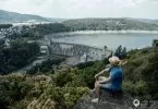Die „Uhrenkopf-Kanzel“ und der Ausblick auf die Edertalsperre die Edertalsperre