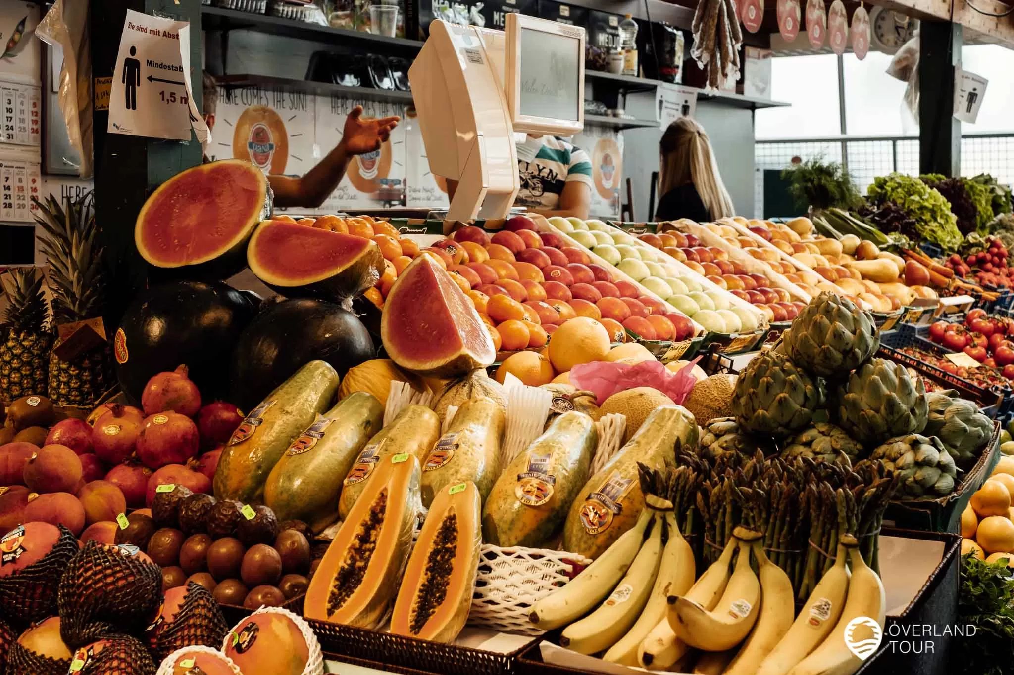 Ob Kräuter der „Frankfurter Grüne Soße“ oder „Safran“ aus Persien, ob „Rindswurst“ oder „veganen Kuchen“, ob Äbbelwoi oder Wein, das Angebot der rund 60 Händler ist großartig