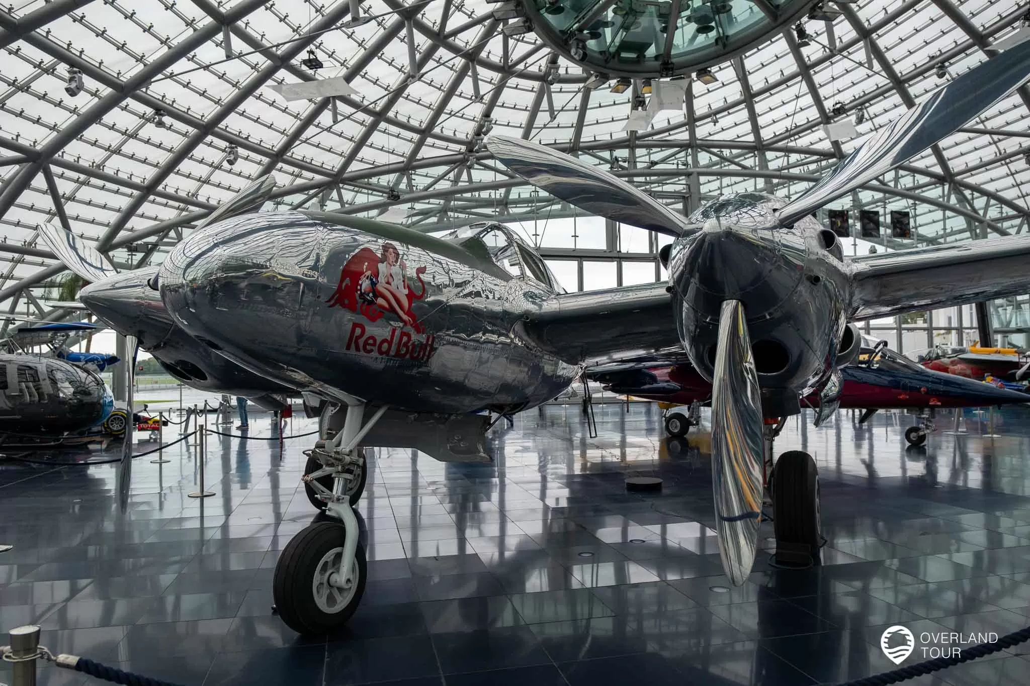 20 Tipps und Sehenswürdigkeiten in Salzburg Der Hangar-7 mit dem imposanten Flugzeugmuseum
