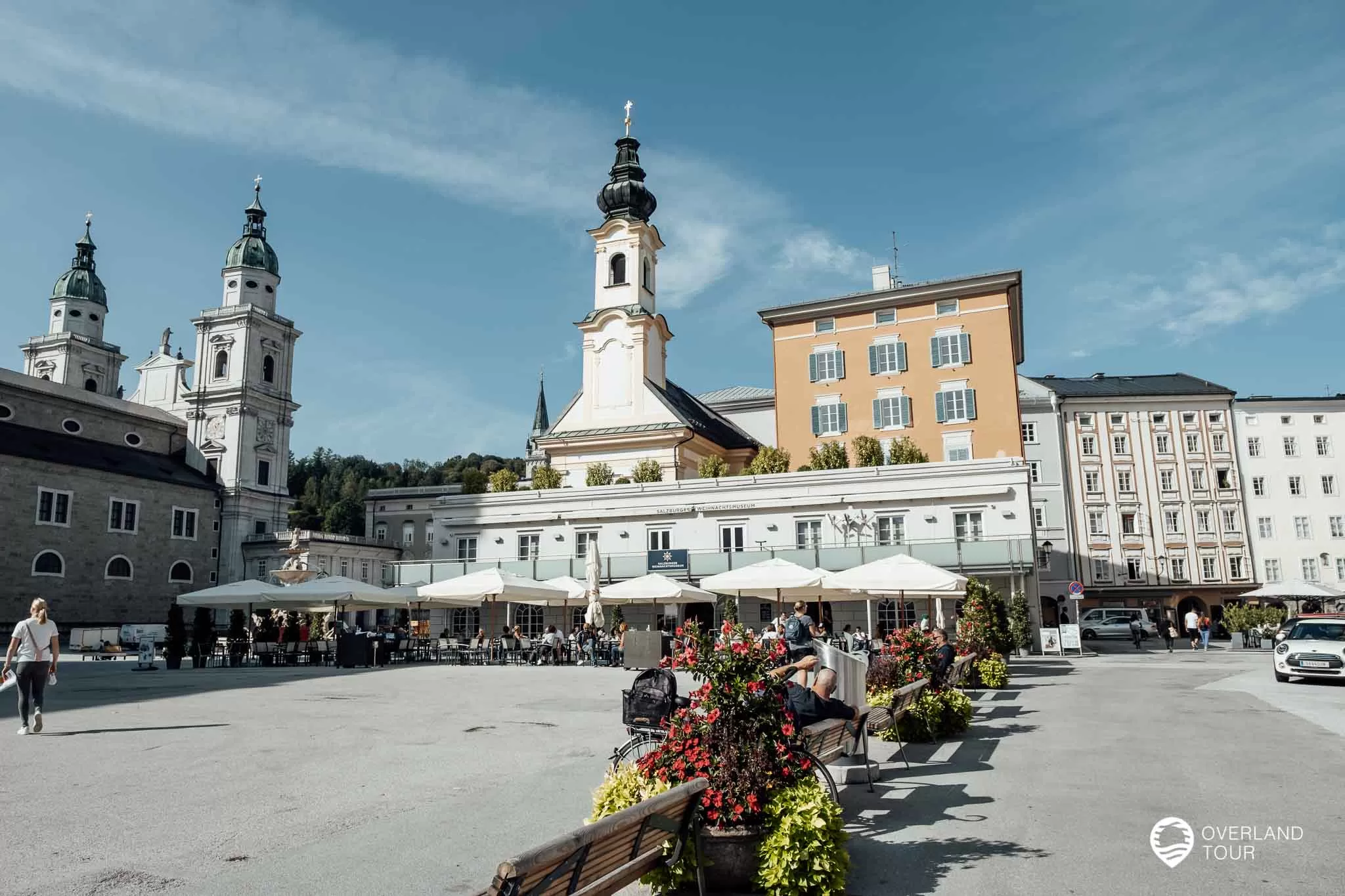 Der Mozartplatz in Salzburg mit der Touristeninformation Der Mozartplatz