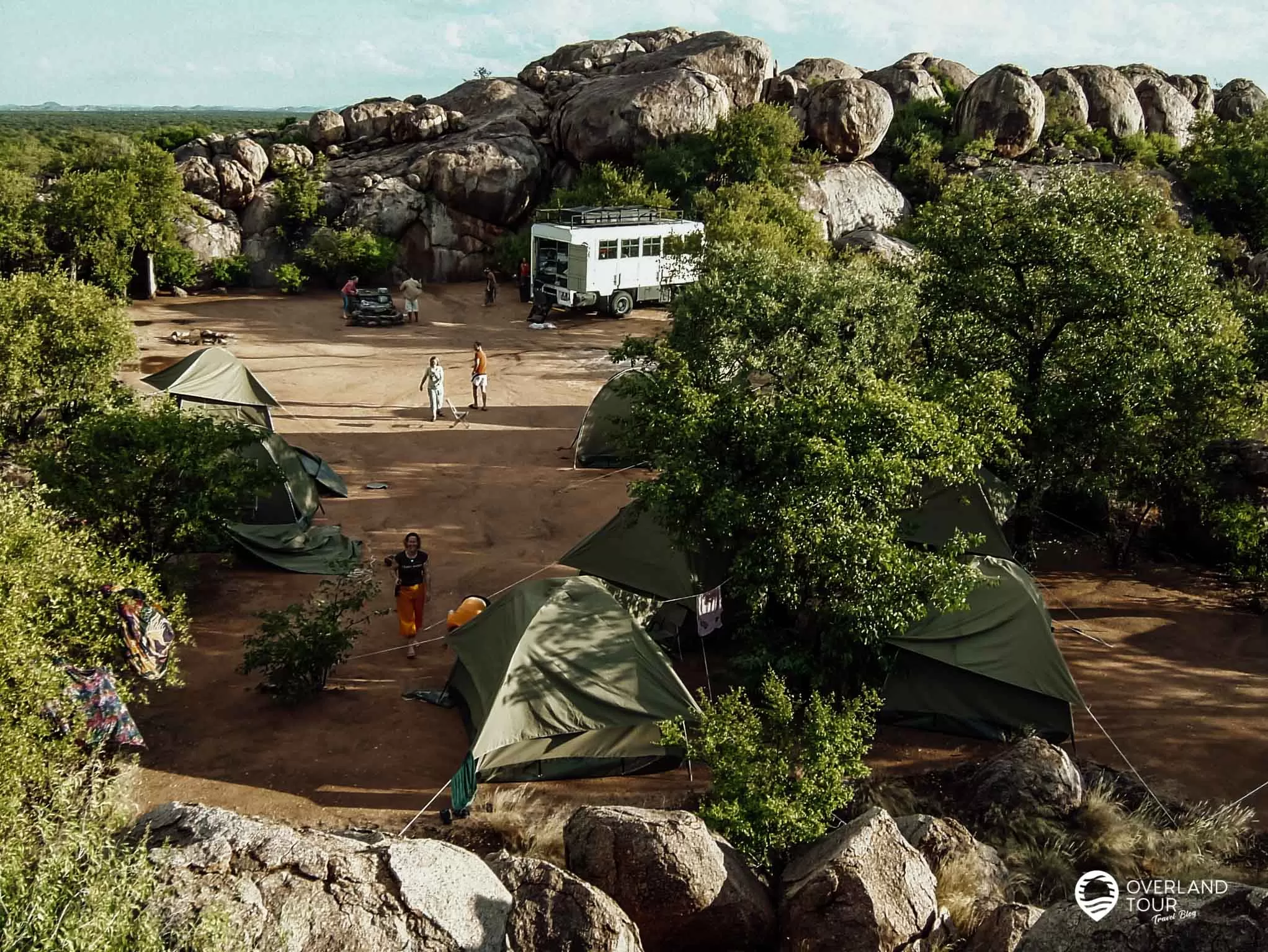 Der Overlanding Truck und die Zelte der Overlander in der Capesite