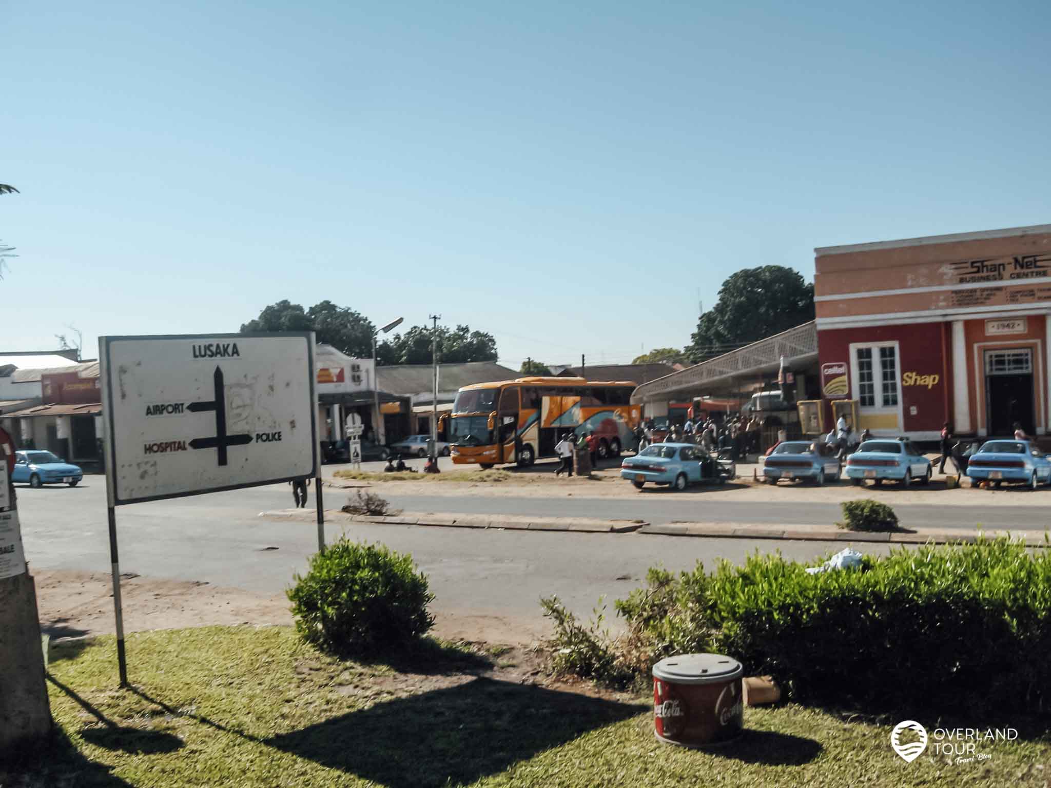Camping Safari Afrika: Tour Victoria Falls – Nairobi Der Start zur Overland Tour nach Nairobi. Kurz nach der Grenze in Sambia