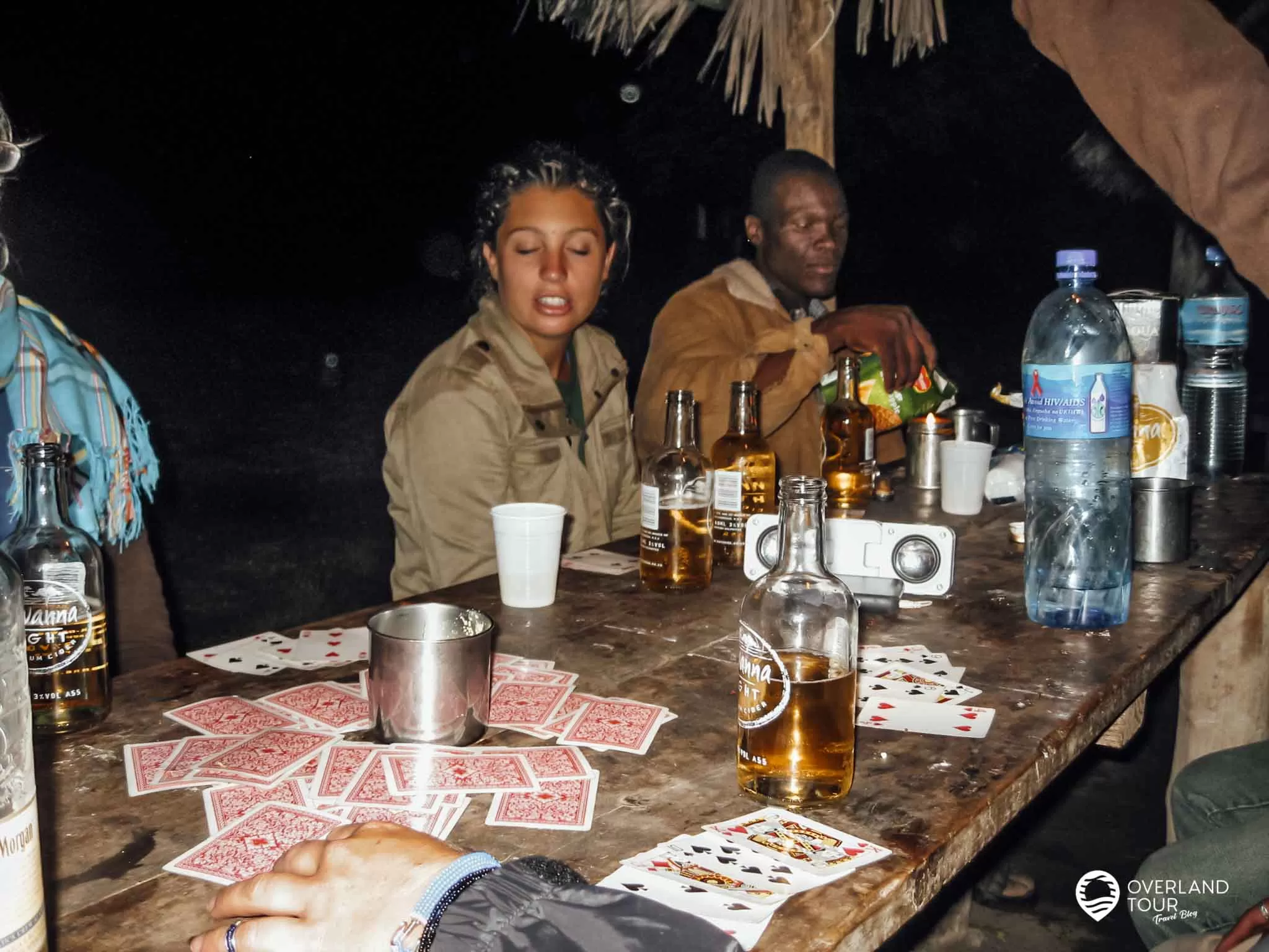 Kartenrunde Kings Cup im Camp der Camping Safari in Afrika