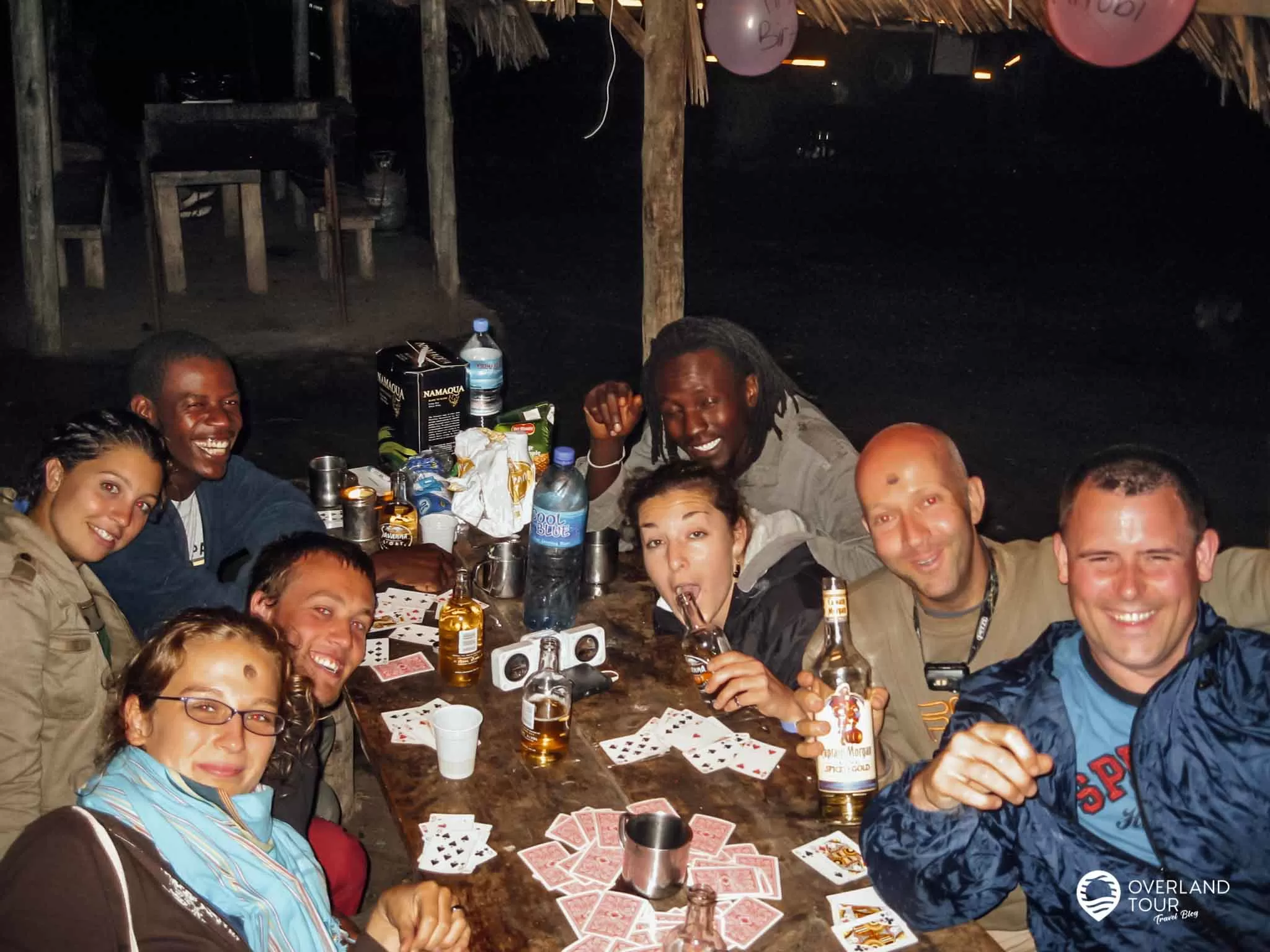 Kings Cup am Abend auf der Overland Tour durch Afrika