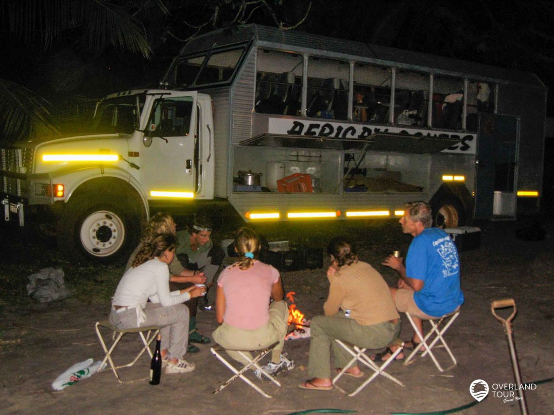 Abends vor dem Overland-Truck wird es gemütlich am Lagerfeuer mit neuen Freunden