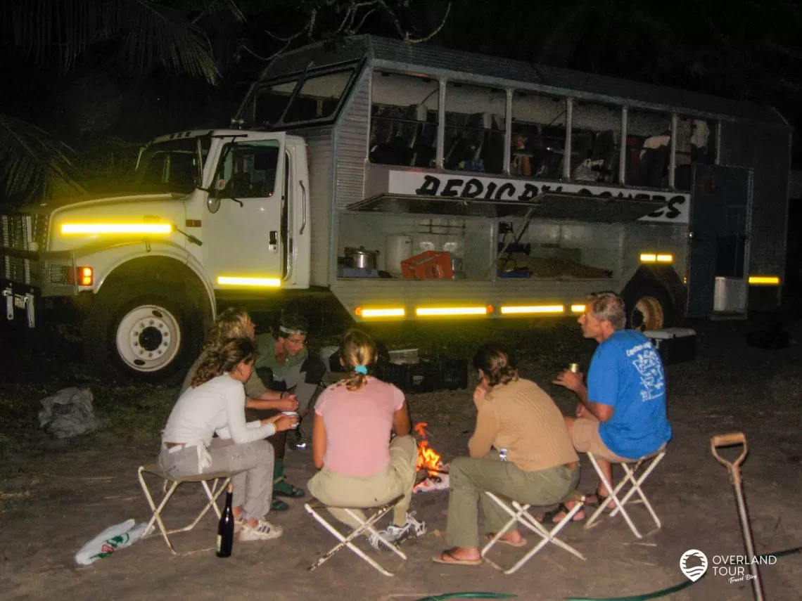 Abends vor dem Overland-Truck wird es gemütlich am Lagerfeuer mit neuen Freunden