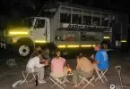 Abends vor dem Overland-Truck wird es gemütlich am Lagerfeuer mit neuen Freunden
