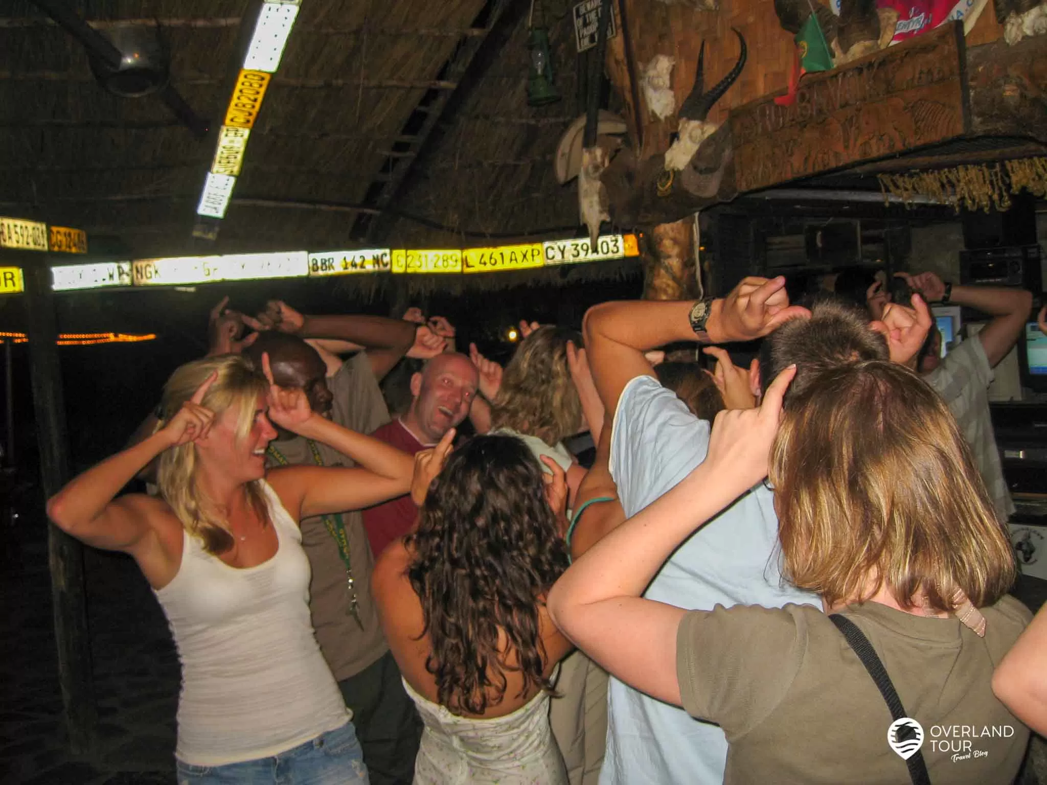 Camping Safari Südafrika: Tour Kapstadt – Victoria Falls Die erste Party steigt in der Bar der Campsite am Orange River