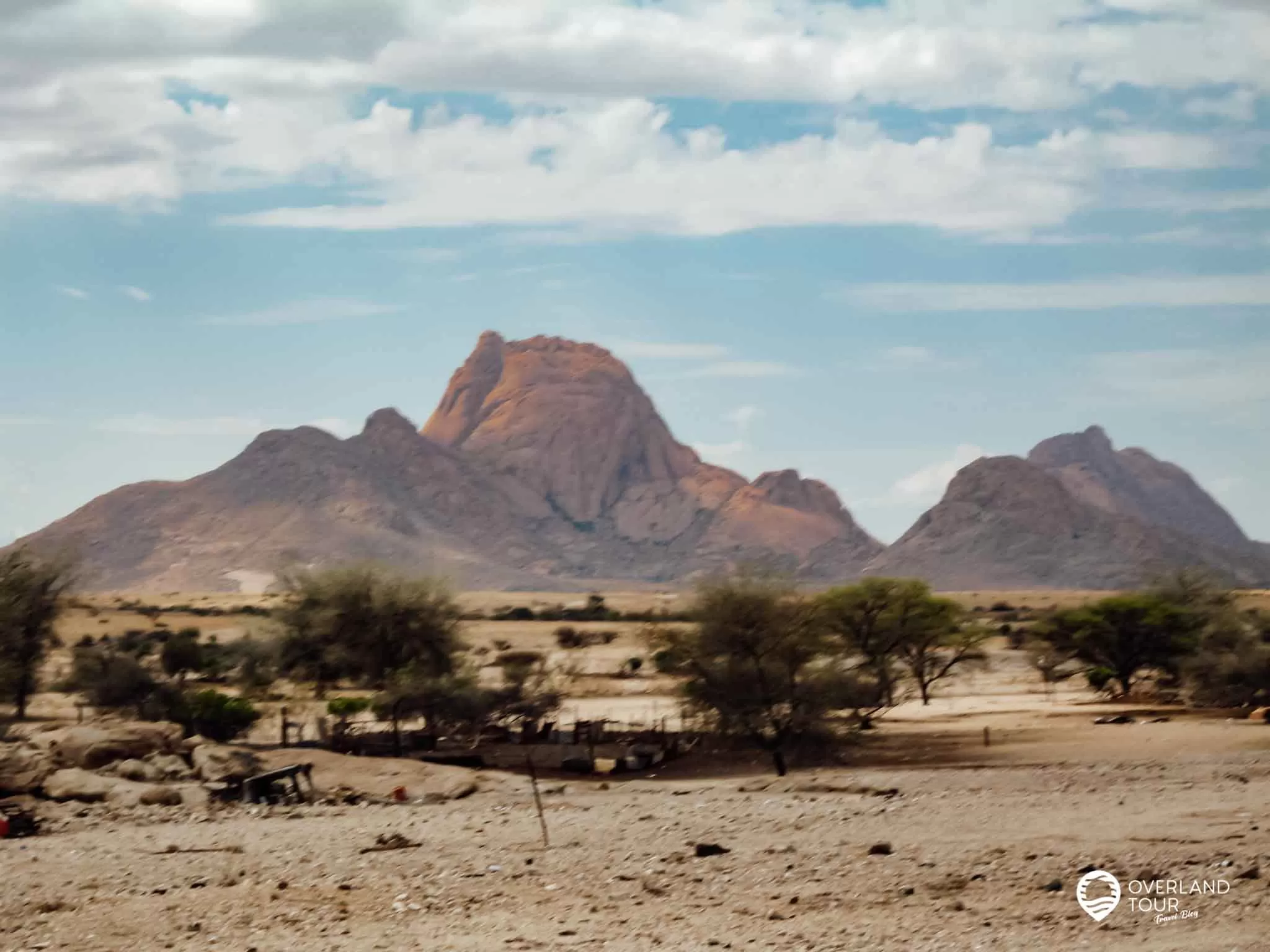 Camping Safari Südafrika: Tour Kapstadt – Victoria Falls Spitzkoppe das Matterhorn Namibias mit seinen Felszeichnungen