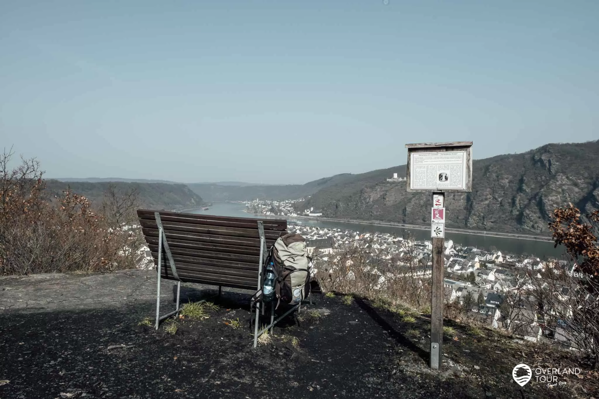 Wanderung Traumschleife Fünfseenblick mit Traumaussicht über den Rhein Wanderung Traumschleife Fünfseenblick: Der Aussichtspunkt am Köppchen nach Kilometer 1