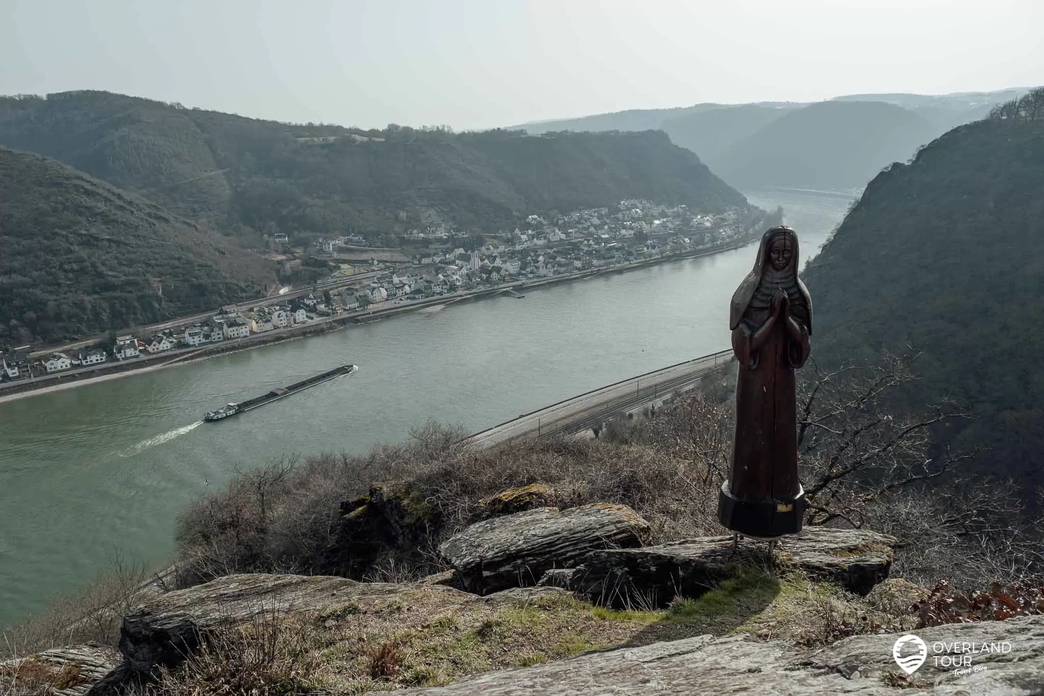 Wanderung Traumschleife Fünfseenblick mit Traumaussicht über den Rhein Wanderung Traumschleife Fünfseenblick: Der Aussichtspunkt Betende Nonne bei Kilometer 3