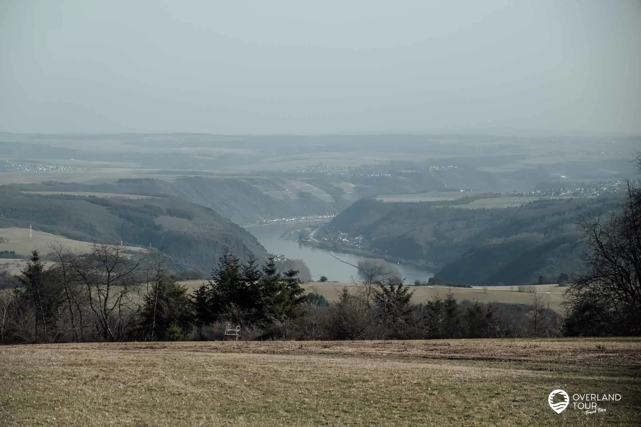 Wanderung Traumschleife Fünfseenblick mit Traumaussicht über den Rhein Wanderung Traumschleife Fünfseenblick: Der Aussichtspunkt Fleckertshöhe bei Kilometer 6,5