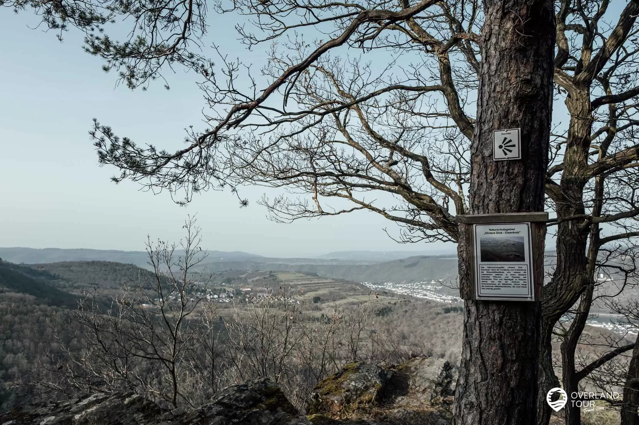 Wanderung Traumschleife Fünfseenblick mit Traumaussicht über den Rhein Wanderung Traumschleife Fünfseenblick: Der Aussichtspunkt Hochlei bei Kilometer 8