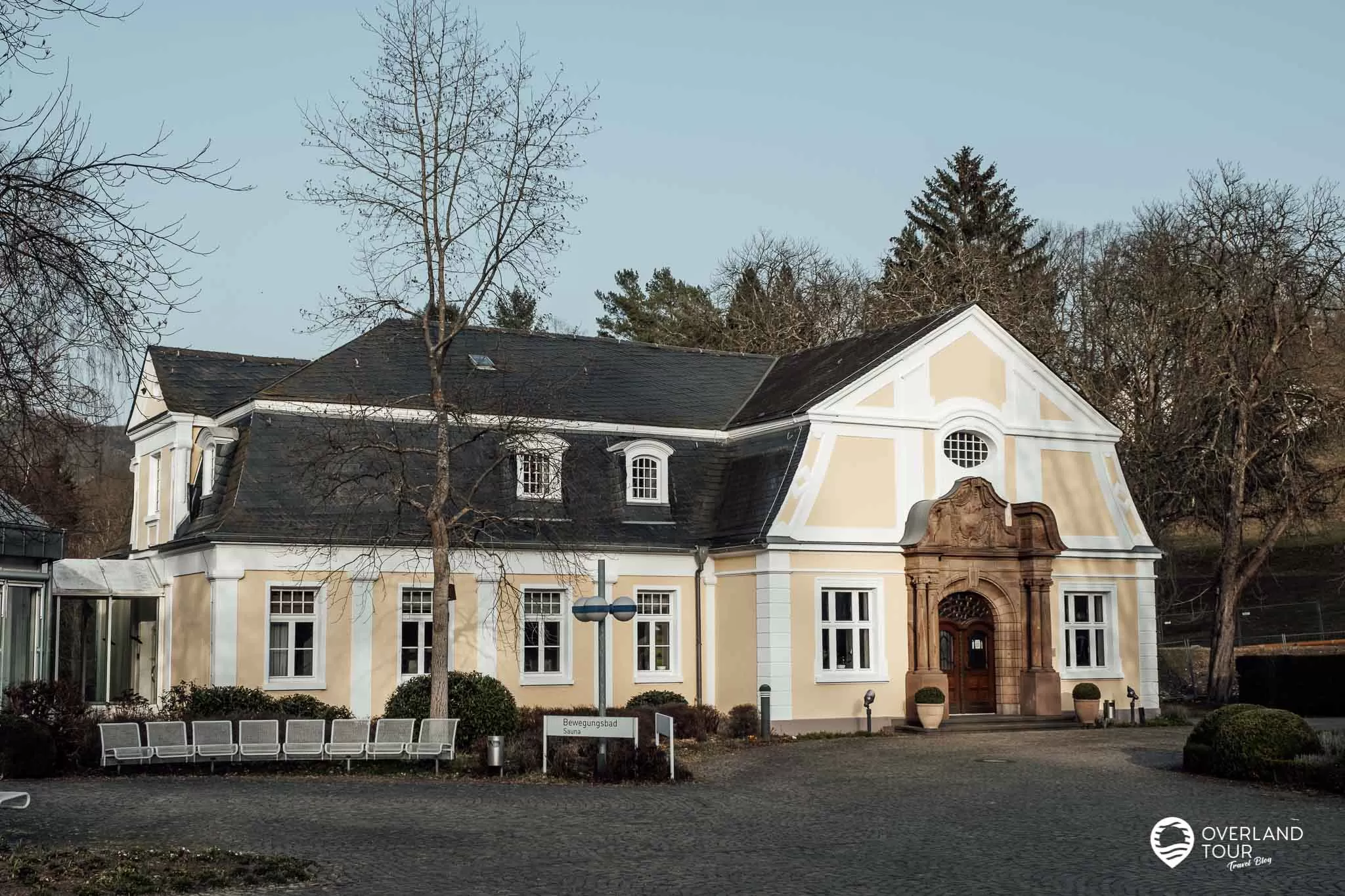 Wanderung Traumschleife Fünfseenblick mit Traumaussicht über den Rhein Wanderung Traumschleife Fünfseenblick: Das schöne Badehaus im Kurpark von Bad Salzig