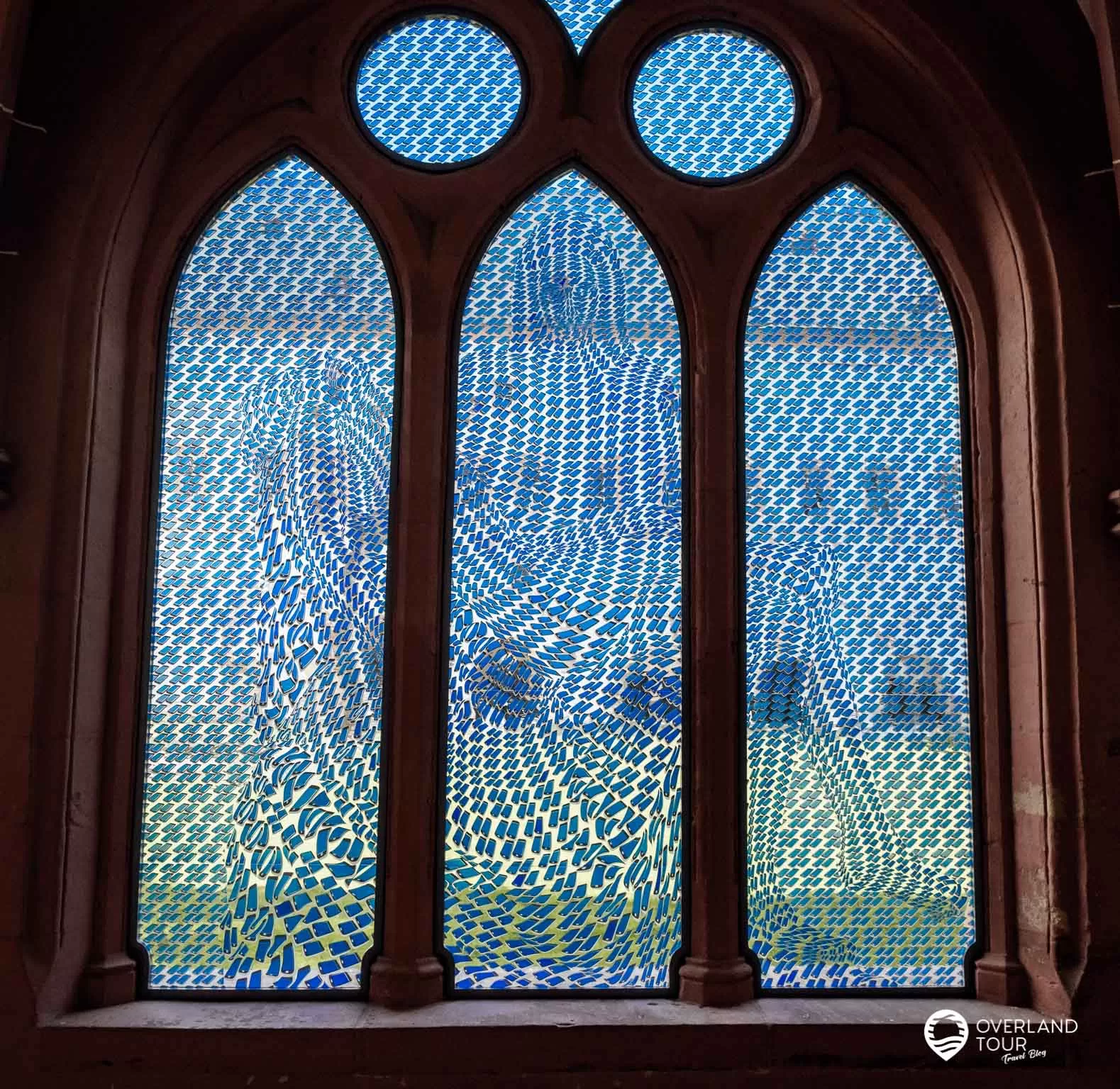 Das Kloster Eberbach – Mit Genuss und Wein im Rheingau Kloster Eberbach: Das Pietà-Fenster des Kloster Eberbach - Smartphone meets Maria