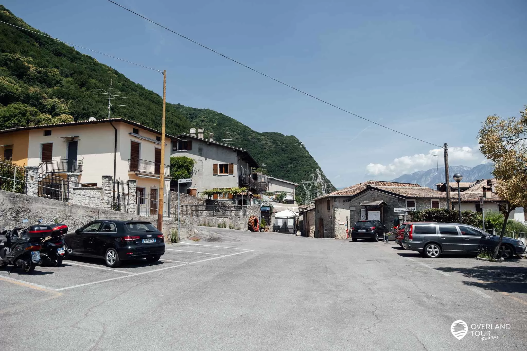 Der Parkplatz im Bergdorf Sasso. Start der Wanderung zur Pestkapelle Eremo di san Valentino