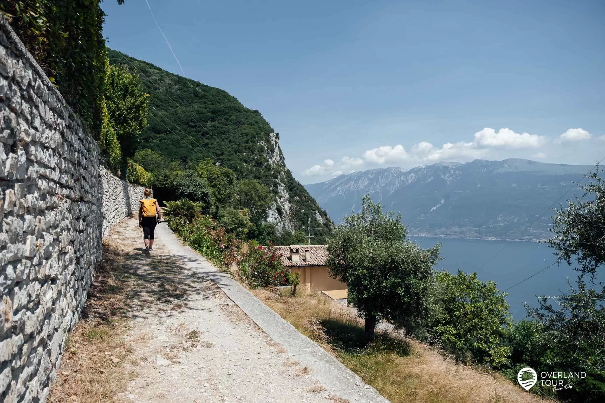 Nach dem Brunnen geht es über terrassenförmige Oliven- und Obsthaine