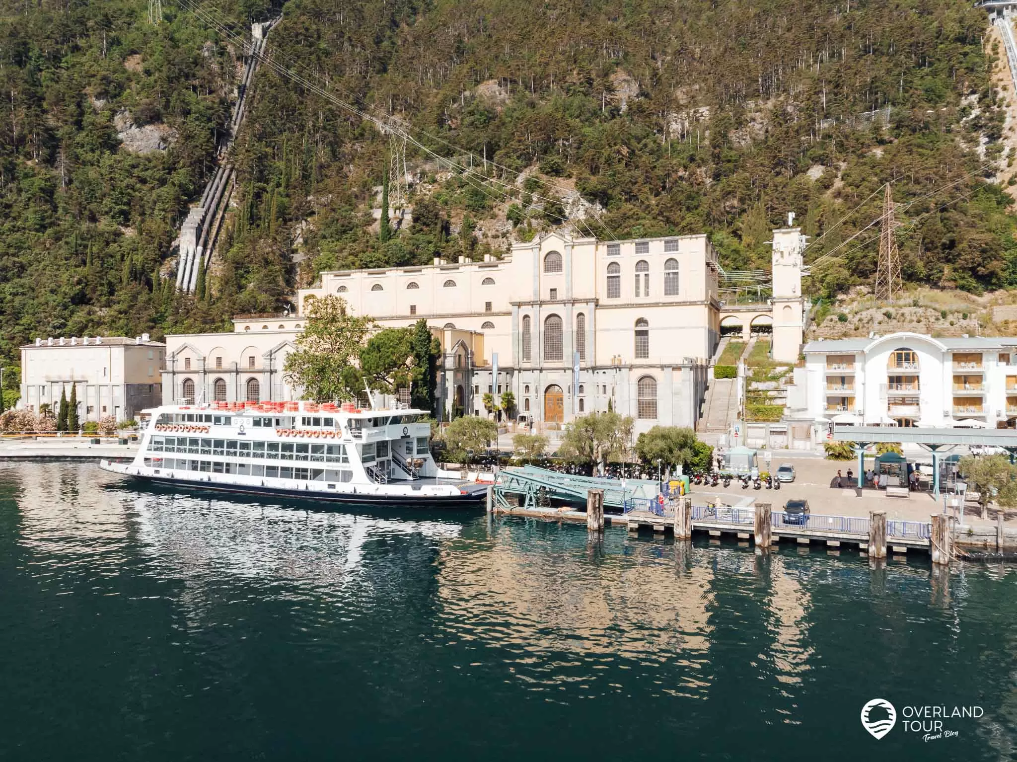 Sehenswürdigkeiten in Riva del Garda und Umgebung: Die Schiffsanlegestelle und das Wasserkraftwerk im Hintergrund