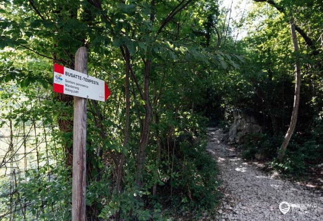 Wandern auf dem Panoramaweg „Sentiero Panoramico Busatte Tempesta“ am Gardasee