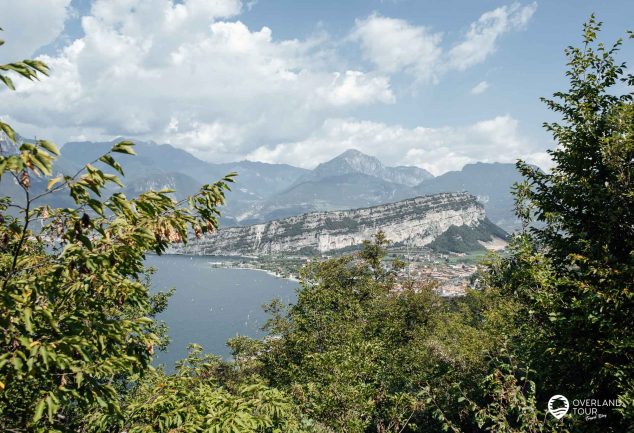 Wandern auf dem Panoramaweg „Sentiero Panoramico Busatte Tempesta“ am Gardasee
