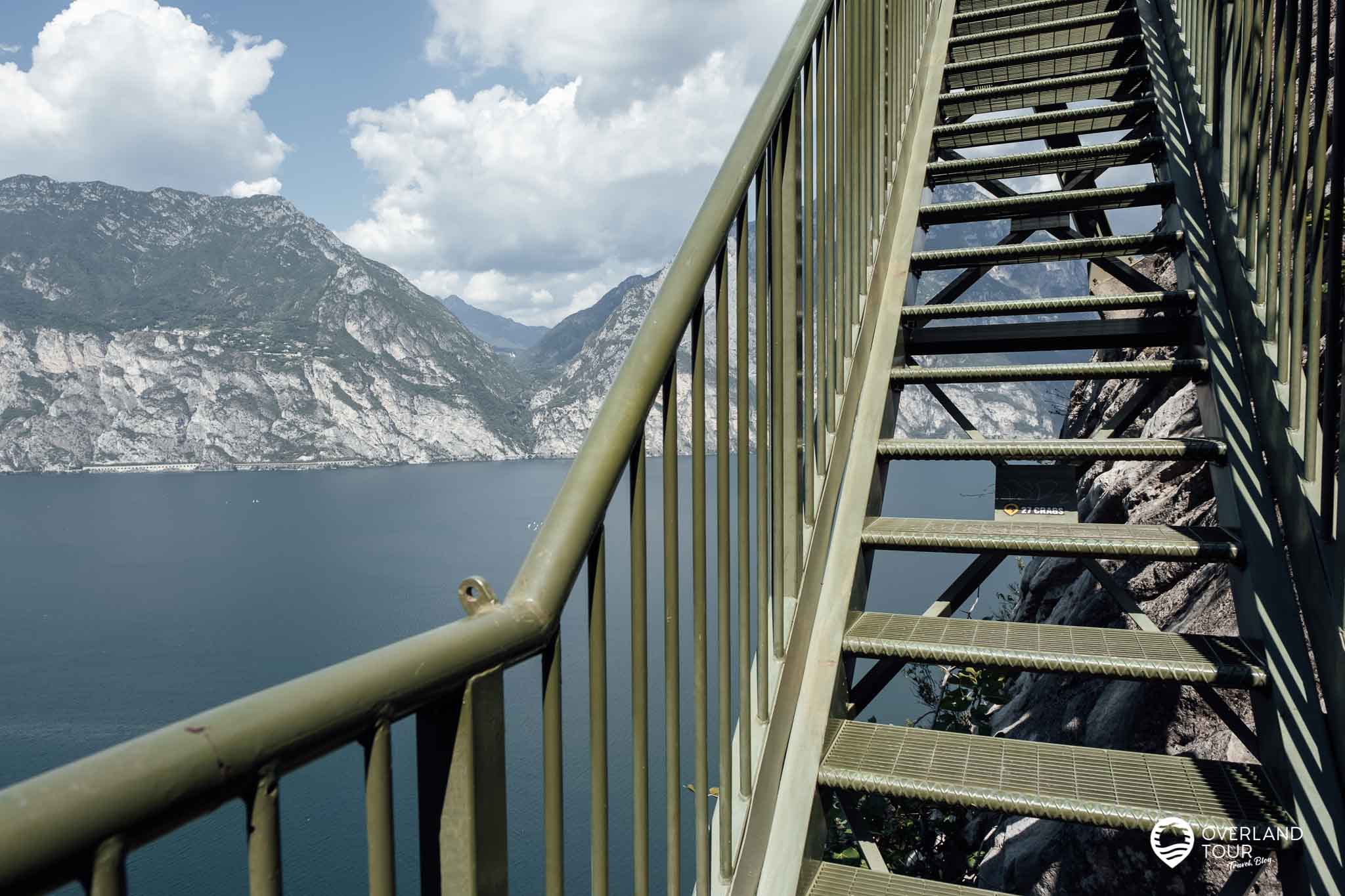 Wandern auf dem Panorama- Rundweg „Sentiero Panoramico Busatte Tempesta“ am Gardasee Wanderung Sentiero Panoramico Busatte Tempesta: Hier sind die ca. 400 Stahltreppen und bieten von ihren Stufen ein wunderbares Panorama auf den Gardasee