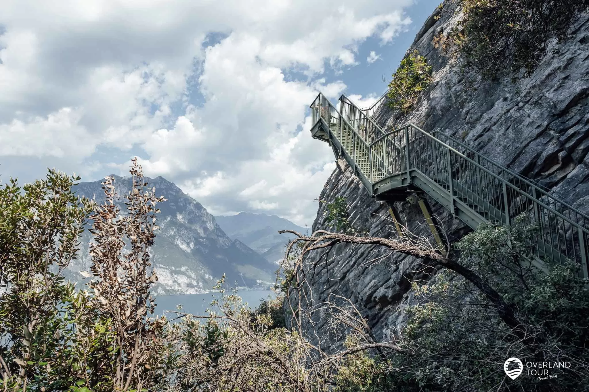 Wanderung Sentiero Panoramico Busatte Tempesta: Waghalsig muten die Stahltreppen an den Ausläufer des Monte Baldo Massiv an