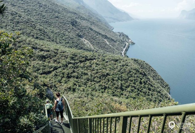 Wandern auf dem Panoramaweg „Sentiero Panoramico Busatte Tempesta“ am Gardasee